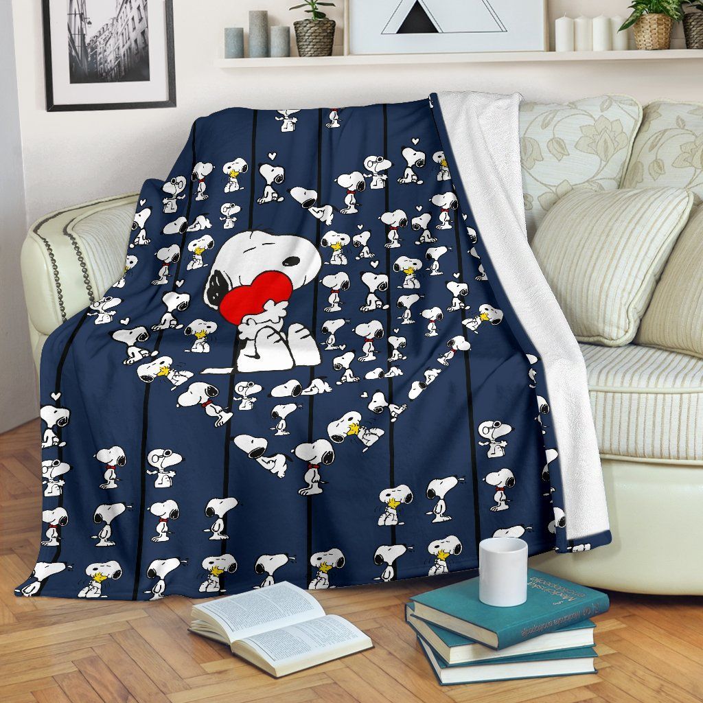 SNOOPY AND WOODSTOCK MAKE HEART FLEECE BLANKET SNOOPY AND WOODSTOCK MAKE HEART FLEECE BLANKET