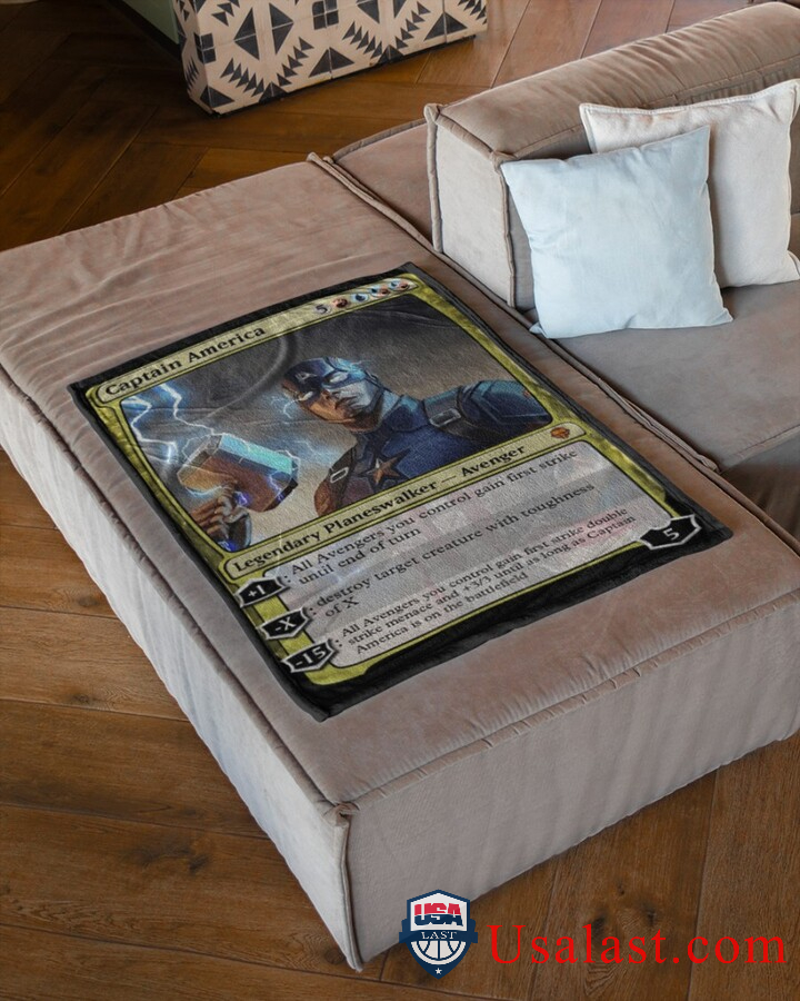 Captain-America-With-Mjolnir-Fleece-Blanket-3
