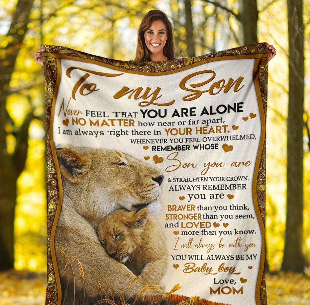Lion-Mom-To-My-Son-Never-Feel-That-You-Are-Alone-Fleece-Blanket-1
